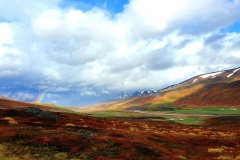 Tal im Norden mit Regenbogen